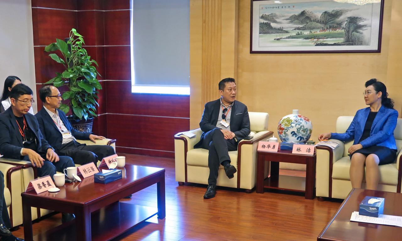 深圳市委常委、統戰部部長林潔(右一)會見中總考察團