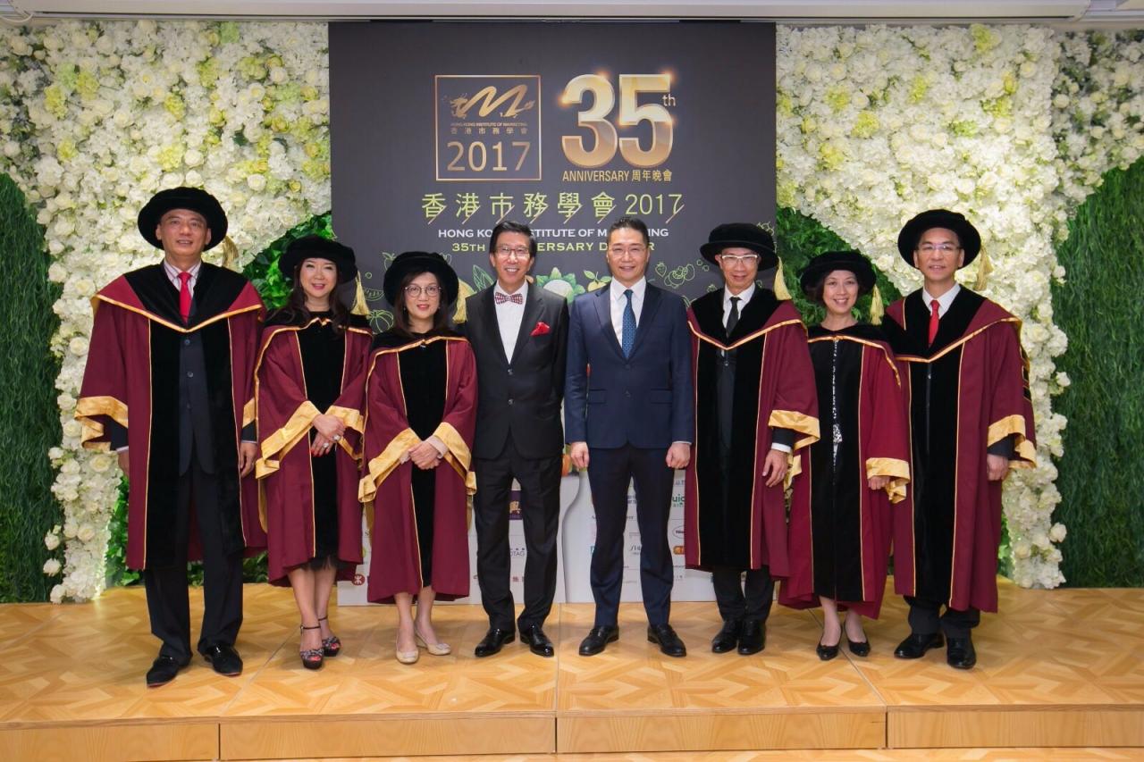 香港市務學會榮譽主席陳裕光(左四)與立法會議員邵家輝(左五)偕六位會士合照。