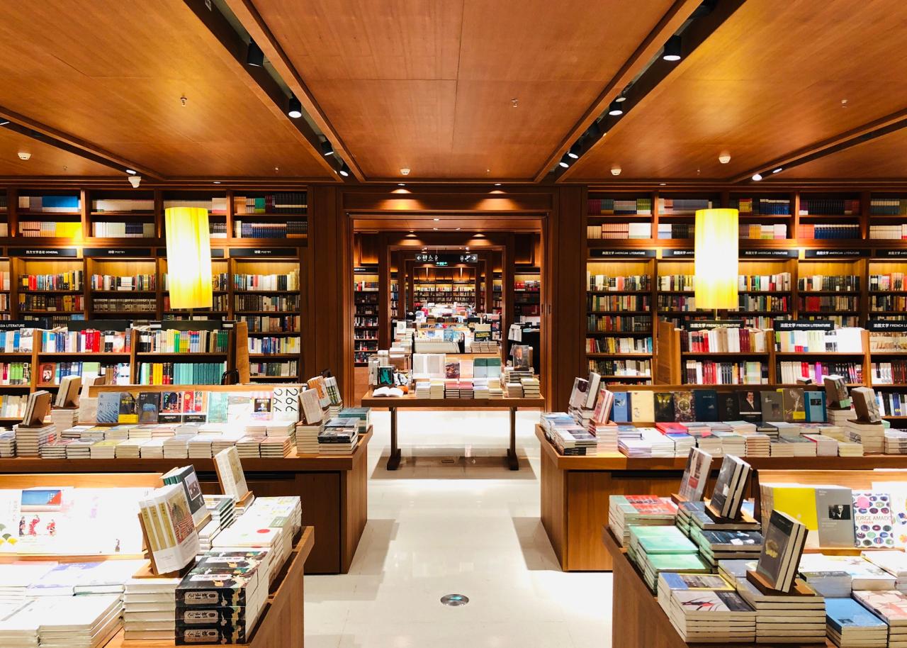 誠品生活深圳匯聚18萬種、40萬冊來自世界各地逾2,000家出版社的中外文書籍，提供豐富閱讀選擇。
