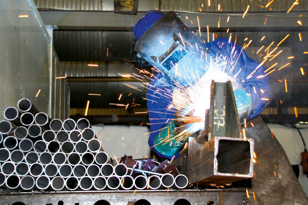 美國對進口鋼材和鋁材徵收25%及10%關稅。