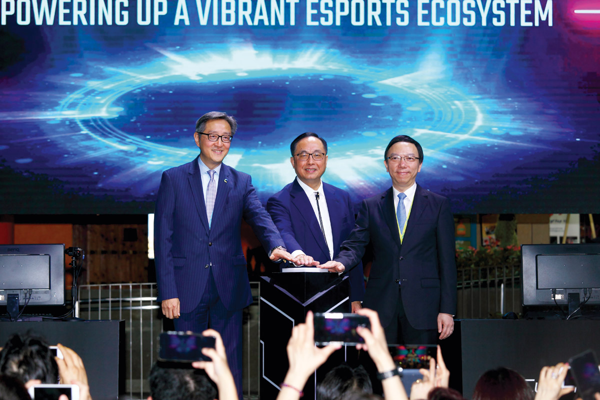 左起：任景信與創科局局長楊偉雄及政府資訊科技總監林偉喬為電競場地揭幕。