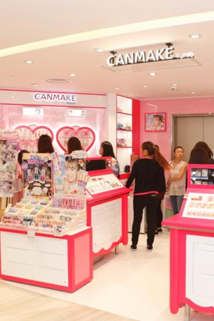 通過零售店，包括兩間Canmake自租店、一間Bou Eki自租店、一個Canmake專櫃及一個Bou Eki專櫃，直接向香港消費者出售產品。