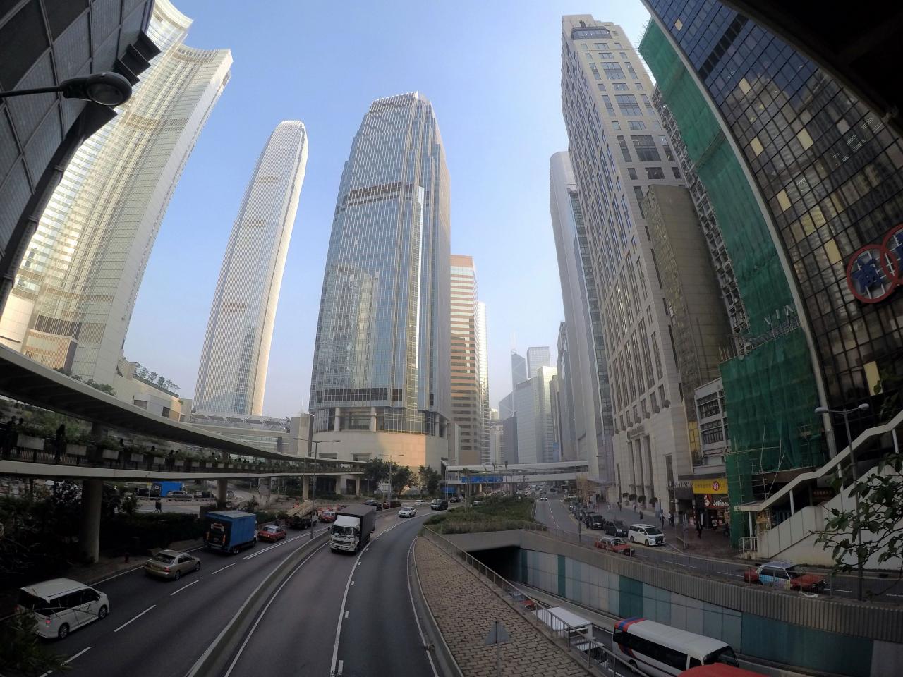 香港作為四大中心城市之一，要司職的工作甚多，金融、貿易、物流及專業服務等等。