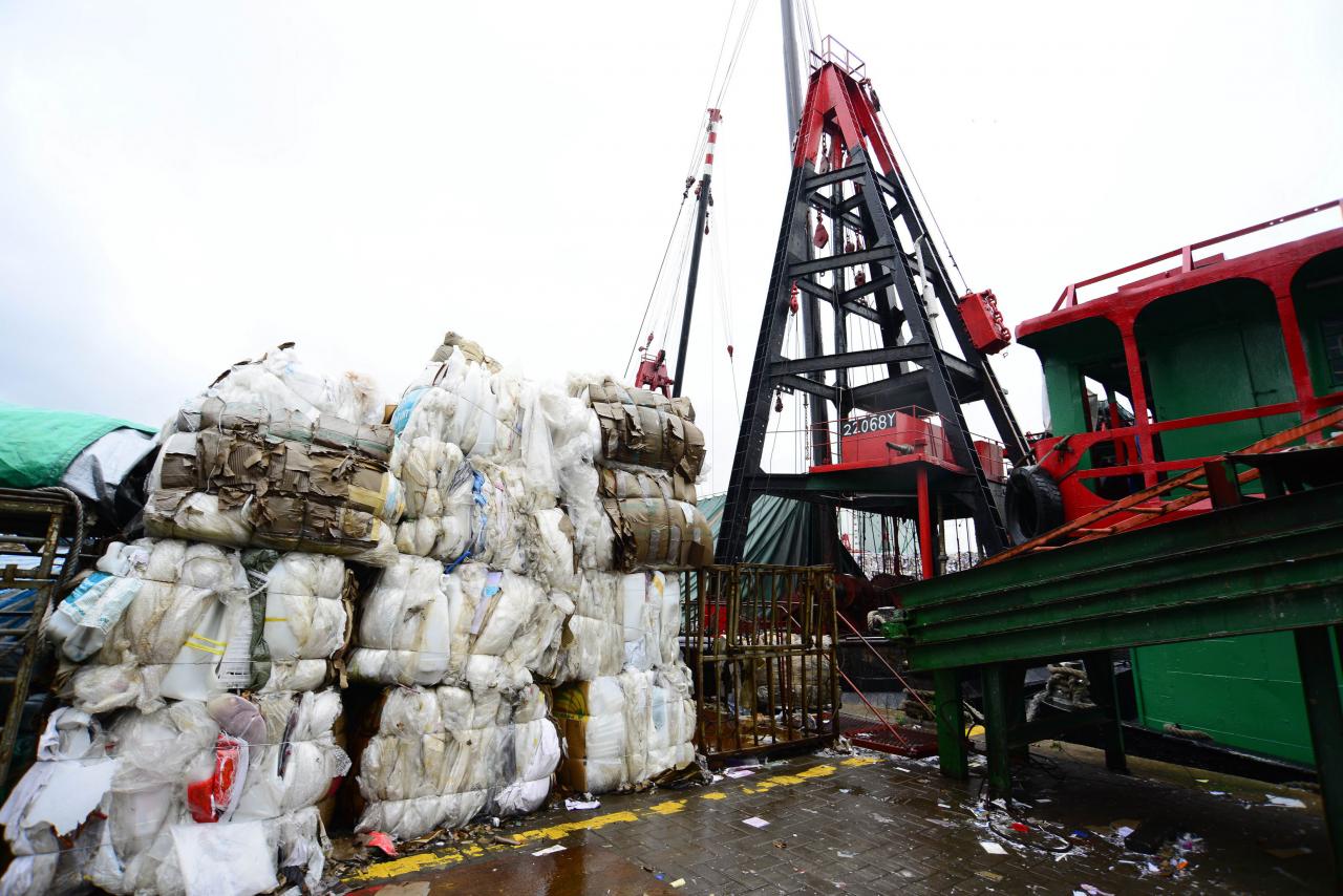 二○一七年香港每日棄置於堆填區的廢紙高達二千五百三十二公噸，按年升百分之十三。