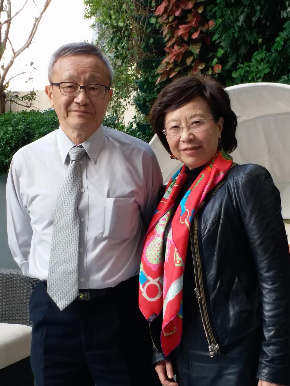 華懋集團管治委員會主席龔仁心(左)與華懋市場部總監龔中心(右)。