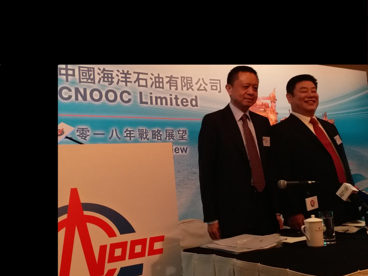 (左起)中海油首席財務官謝尉志、首席執行官袁光宇