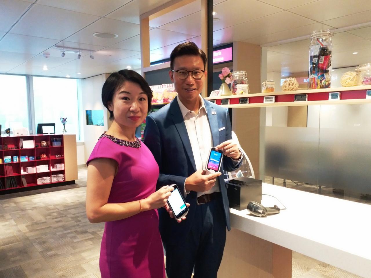 (左起)Diebold Nixdorf香港區副總裁兼地區經理付詠雪、香港區零售部總經理曾偉良。