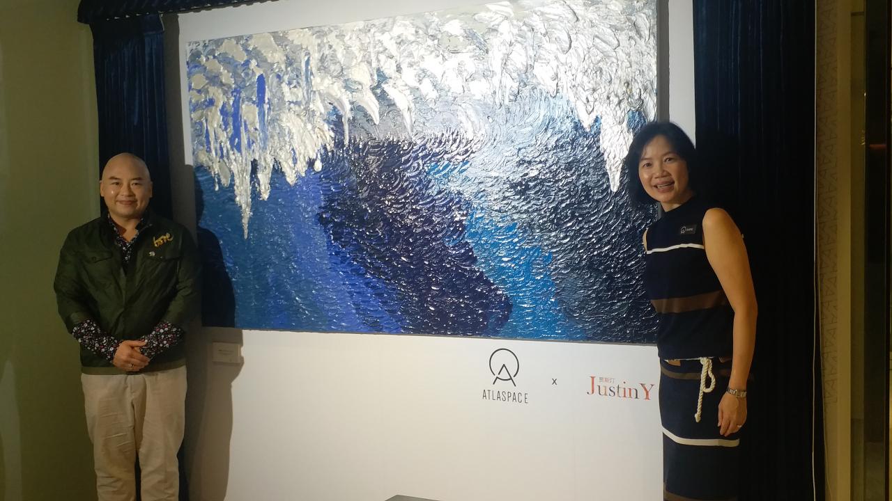 ATLASPACE香港區城市總經理吳文璞(右)與手指畫藝術家Justin Y