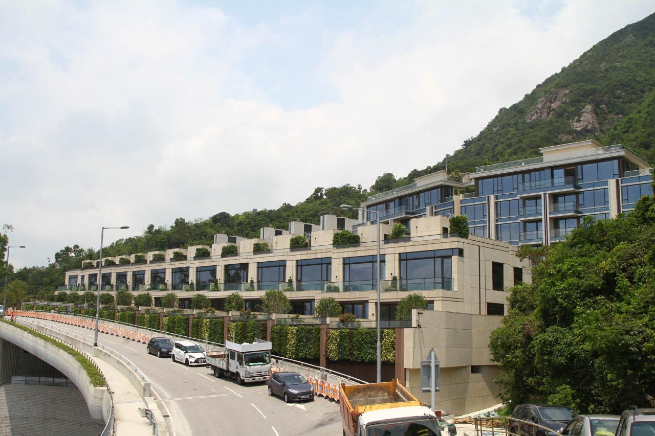 緹山由兩座住宅大廈及19座洋房組成。