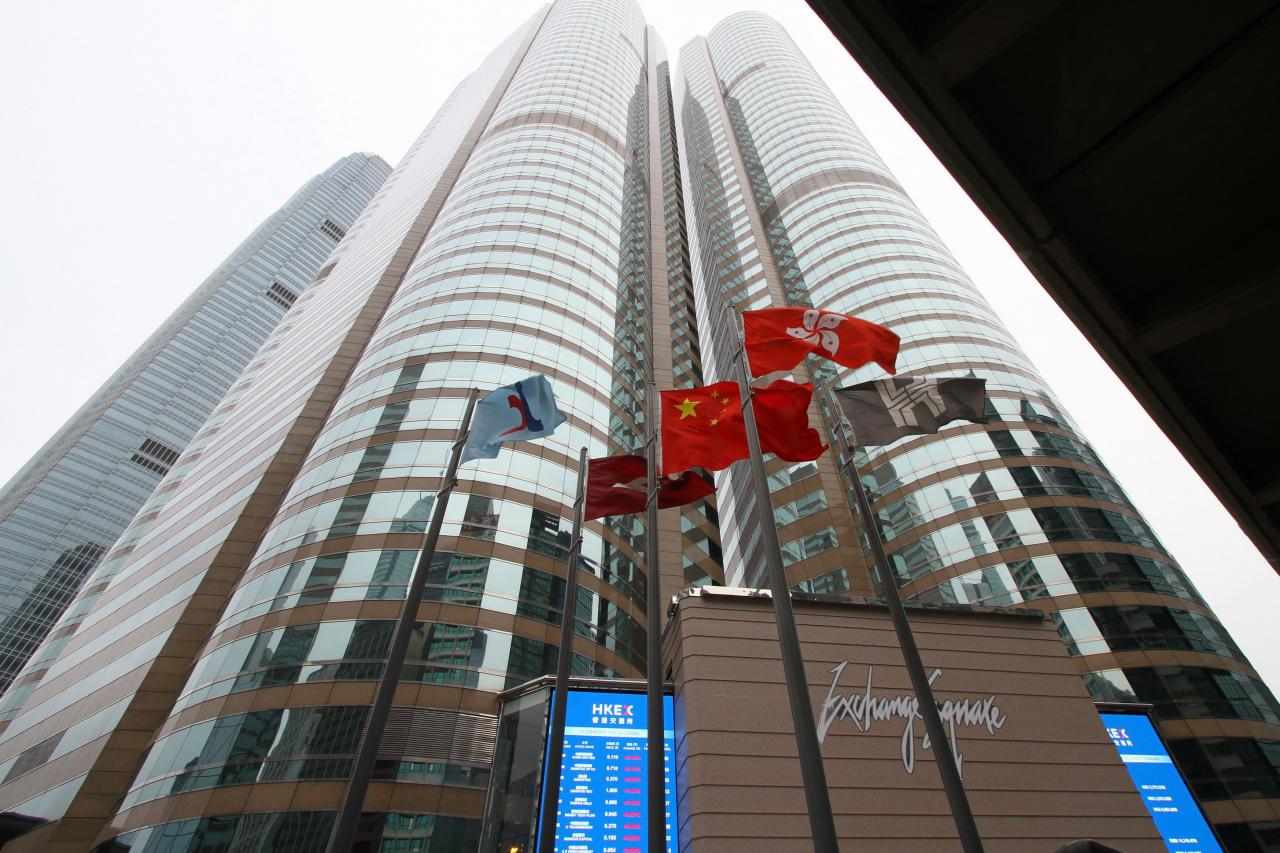 港交所要鞏固香港國際金融中心地位，必須積極招攬其他國家或地區企業來港上市。