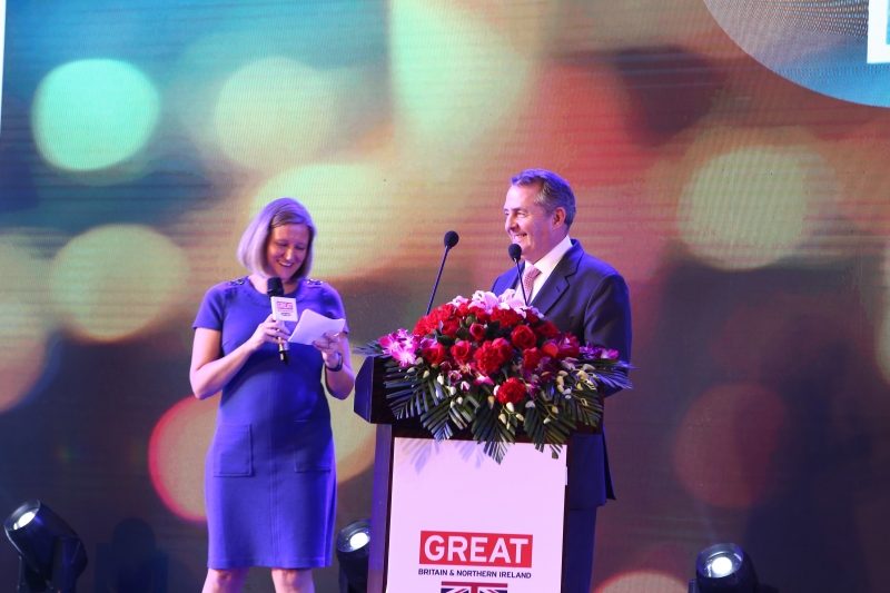 (左)英國駐廣州總領事梅凱倫及(右)英國國際貿易大臣霍理林主持2018英國創新科技節啟動禮。