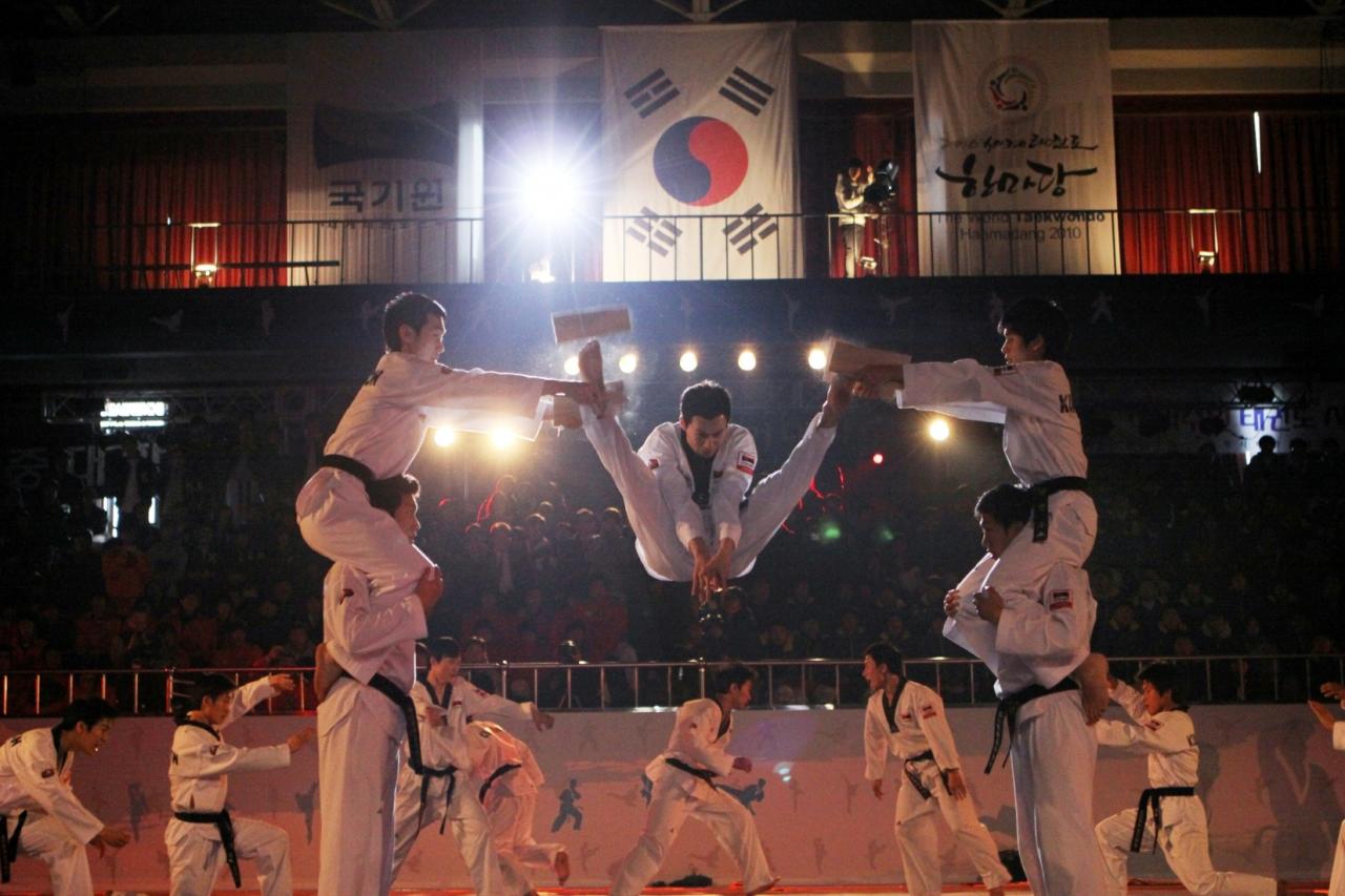 韓國國技院跆拳道表演團。