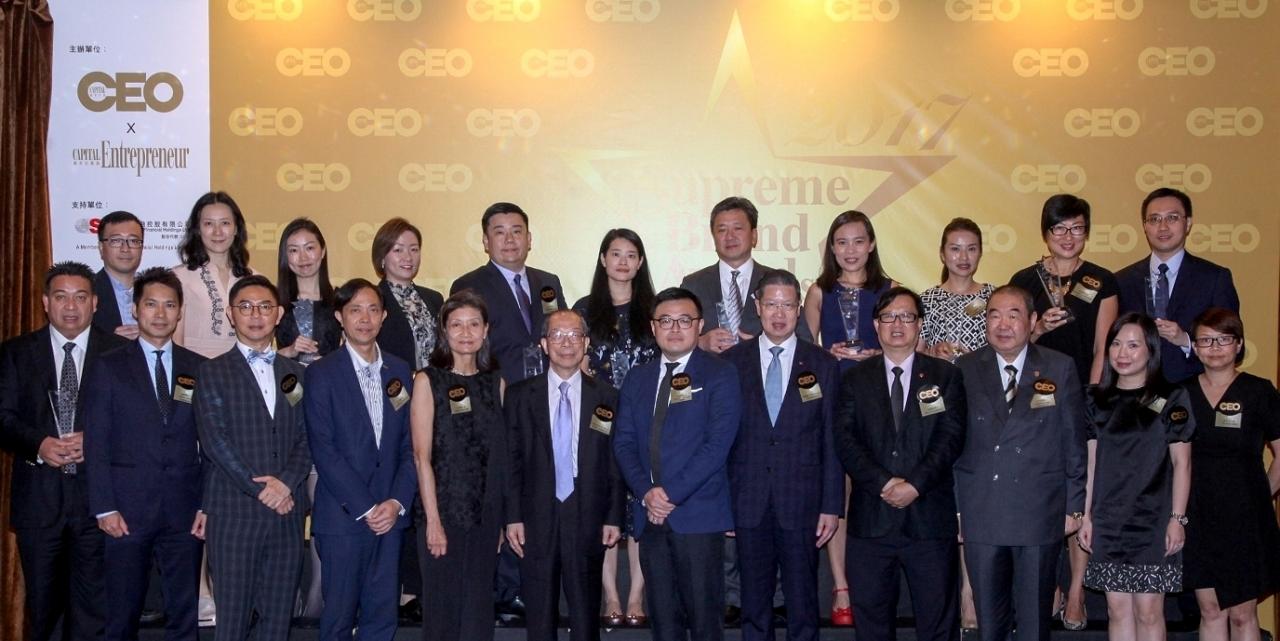 南華金融控股有限公司管理層與得獎企業及一眾頒獎嘉賓合照。