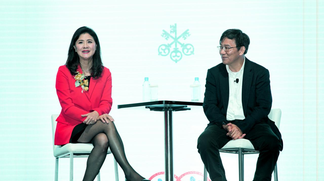 瑞銀宣布將與李澤湘教授創辦的香港X科技創業平台合作。圖左為瑞銀財富管理大中華區主管盧彩雲。