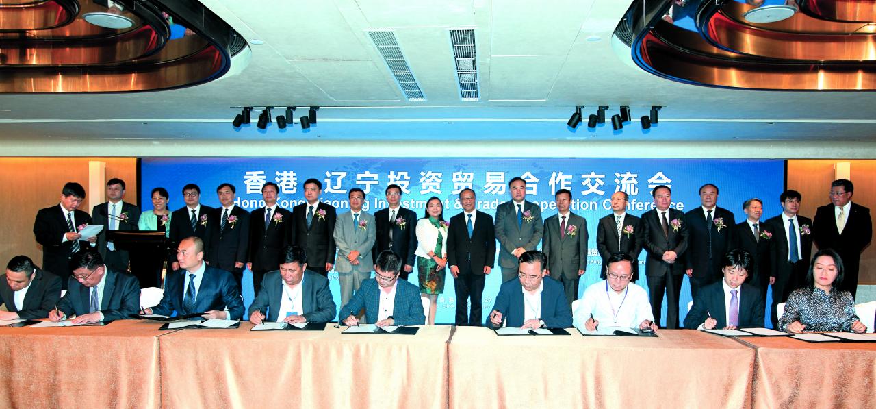 交流會上，港商與遼寧省方面簽訂投資貿易協議。