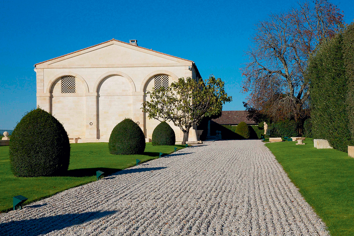 現在的Château Mouton Rothschild酒莊風光 （攝影：Mathieu Anglada （Saisond’Or）, Courtesy Château Mouton Rothschild），無論是土壤質量、葡萄樹的朝向和採光等，均得享極其適宜的自然條件。