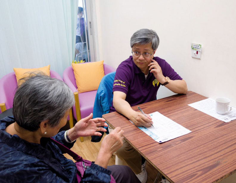 何醫生積極支持社會服務，參與義診及健康檢查活動。