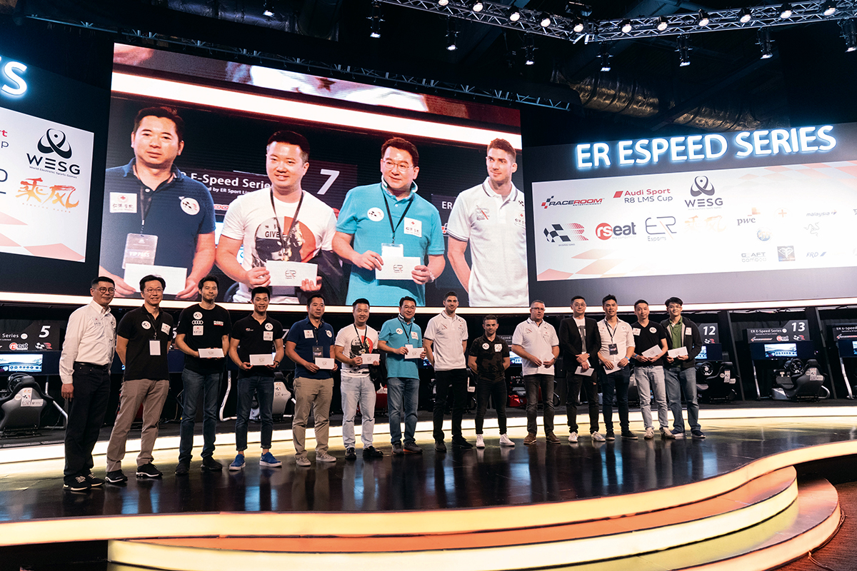 早前「仁濟慈善名人邀請賽」電競比賽後ER ESports總裁唐紹裘（左一）與一眾仁濟醫院總理及等出席頒獎禮。 