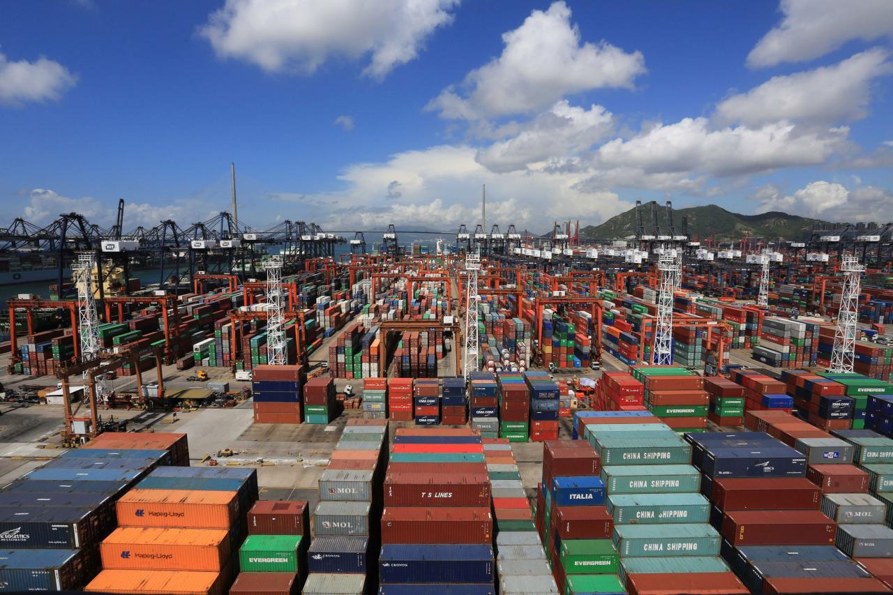 二○一七年上半年，香港貨櫃港吞吐量為全球第五名。