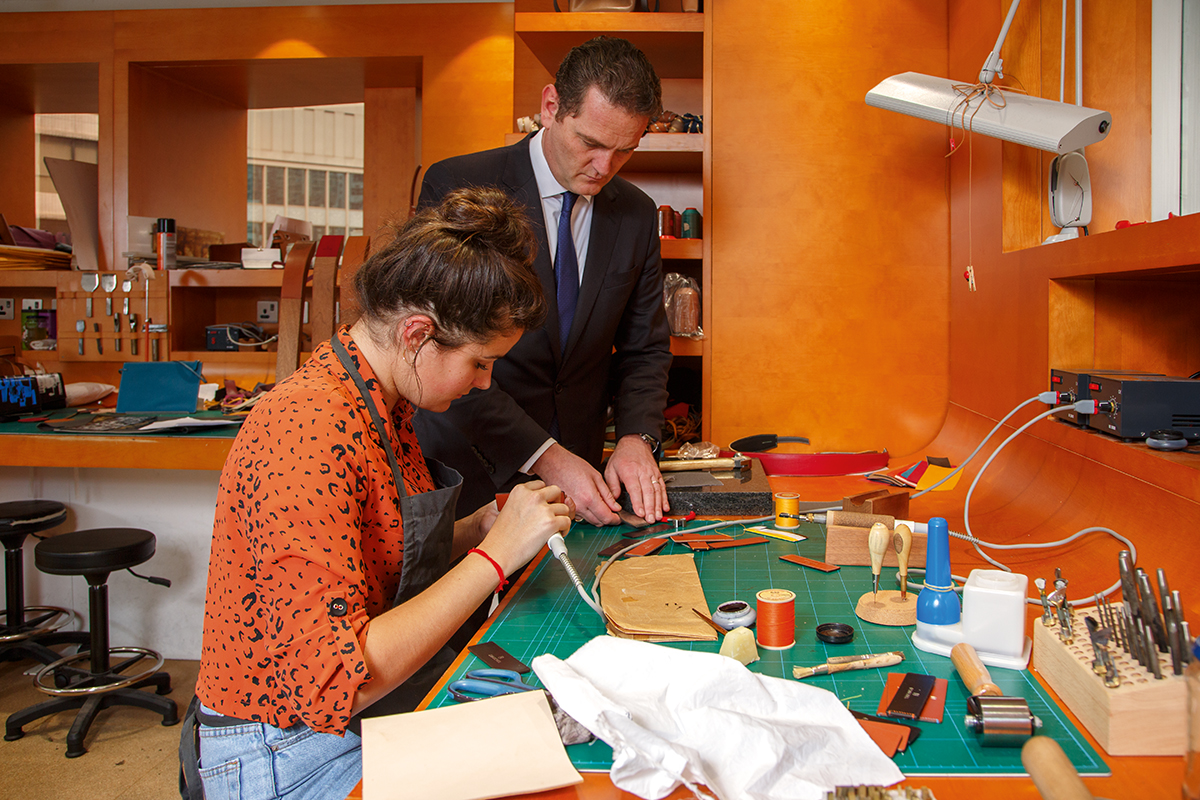 這位來自法國的年輕工匠今年只有二十多歲，對皮革製造一絲不苟，是法國皮革業追夢的代表之一。
