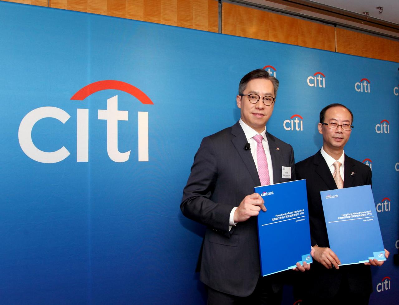 香港花旗銀行總經理林智剛（左）及花旗銀行市務部市場研究部主管周偉傑（右）發表《香港千萬富翁調查報告2018》。