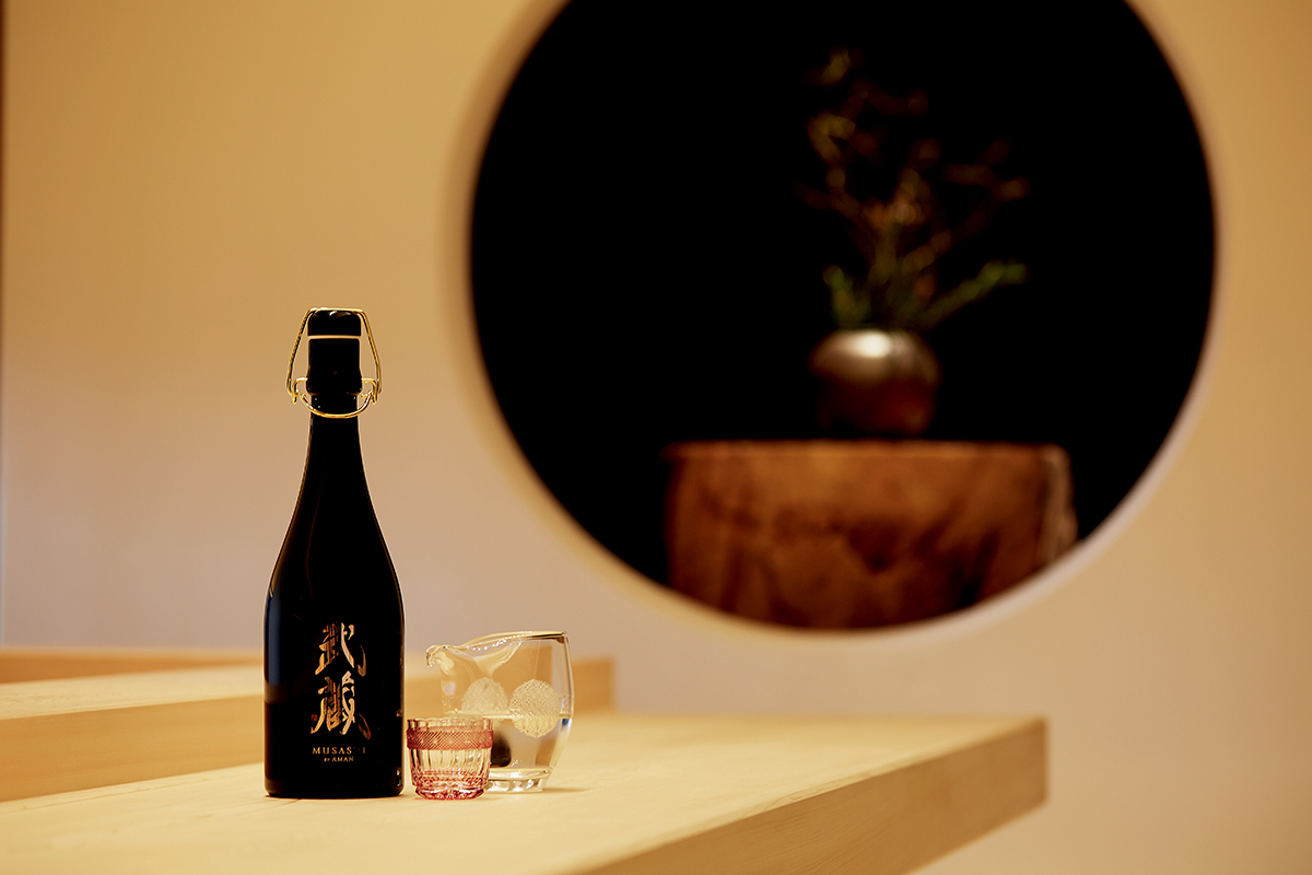 餐廳特選多款清酒以搭配壽司，包括宮城縣新澤釀造店為武藏獨家釀製的清酒。