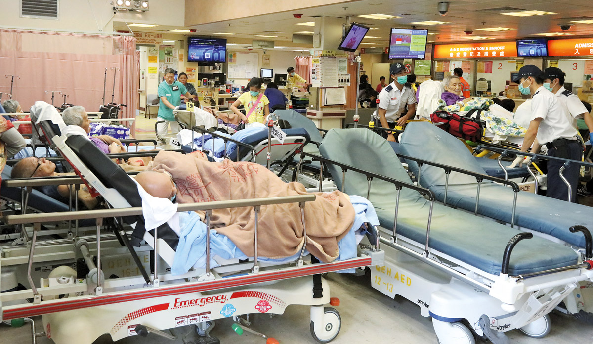 香港公立醫院資源緊張，公立醫院病床佔用率 長期超過100%。