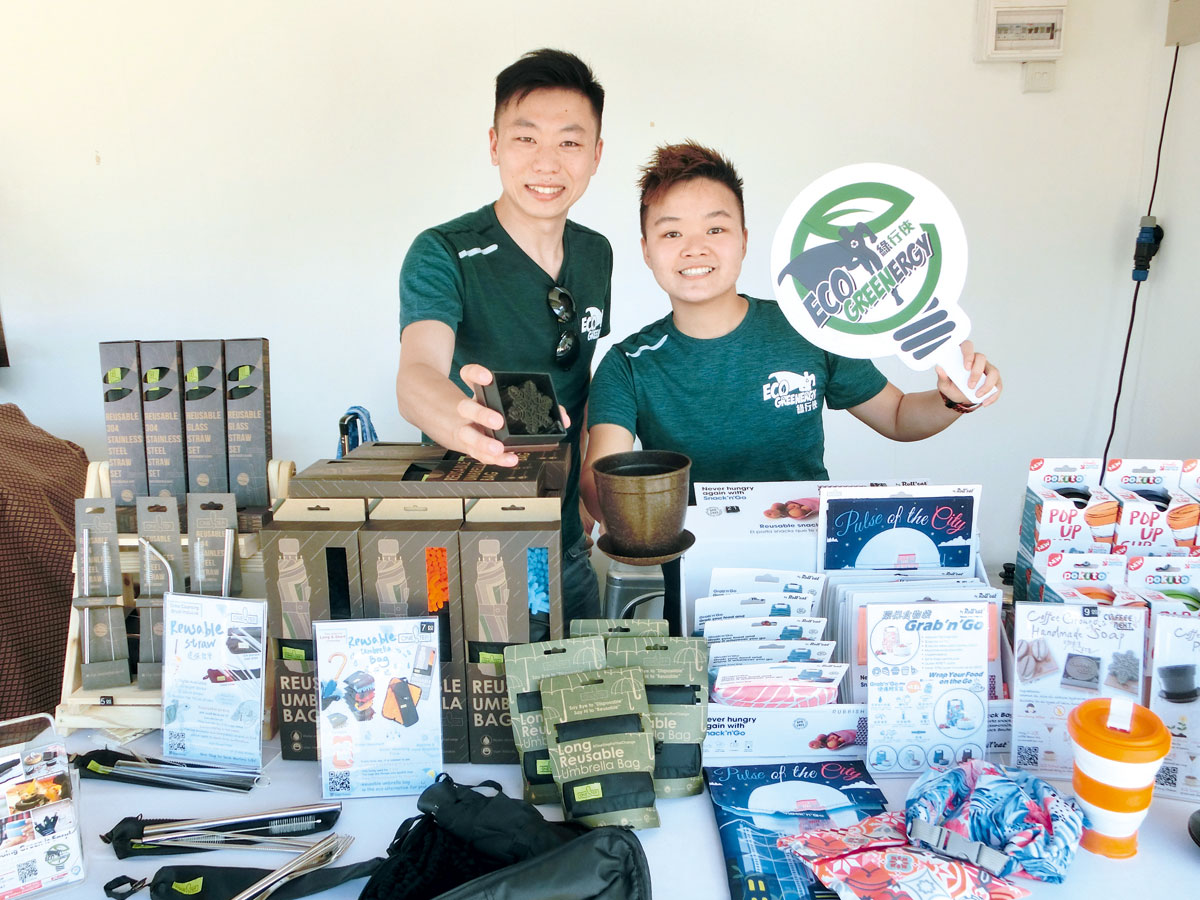 綠行俠共同創辦人何世杰（左）和譚沛楹（右）感謝DBS對社企及環保的支持。