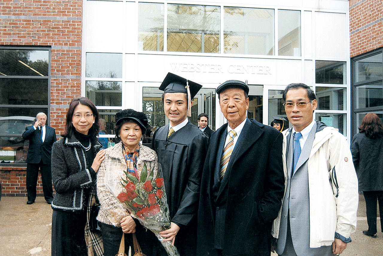 鄧宇聰畢業時，外公呂志和（右二）、母親鄧呂慧瑜（左一）及家人到賀。