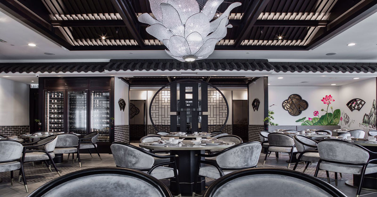 餐廳的室內裝潢以四合院為主題，設計別出心裁，滿室洋溢著濃厚的中國傳統色彩。