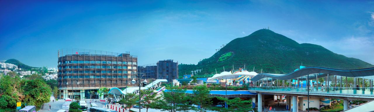 酒店毗鄰港鐵香港海洋公園站，交通非常便利，並設有獨立天橋往來海洋公園。