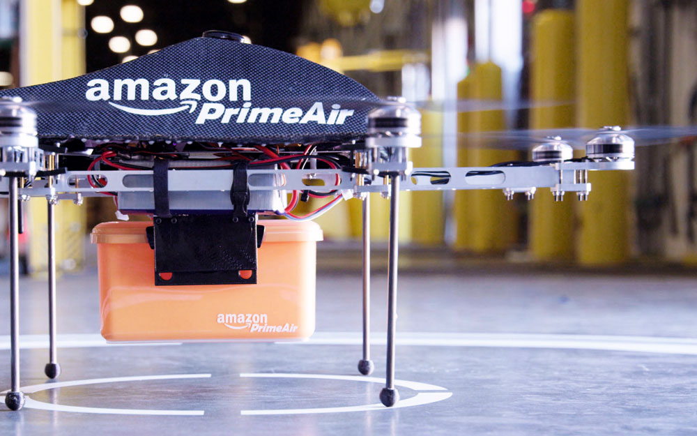 亞馬遜開發無人駕駛飛機，可以在十數分鐘內把小件貨品扔到消費者的住宅花園。
