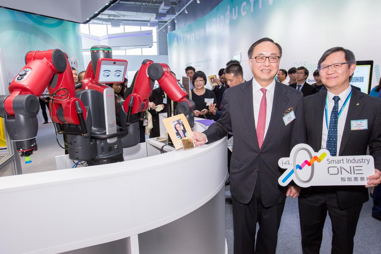 創新及科技局局長楊偉雄(左)在生產力局主席林宣武陪同下參觀智能產業廊。