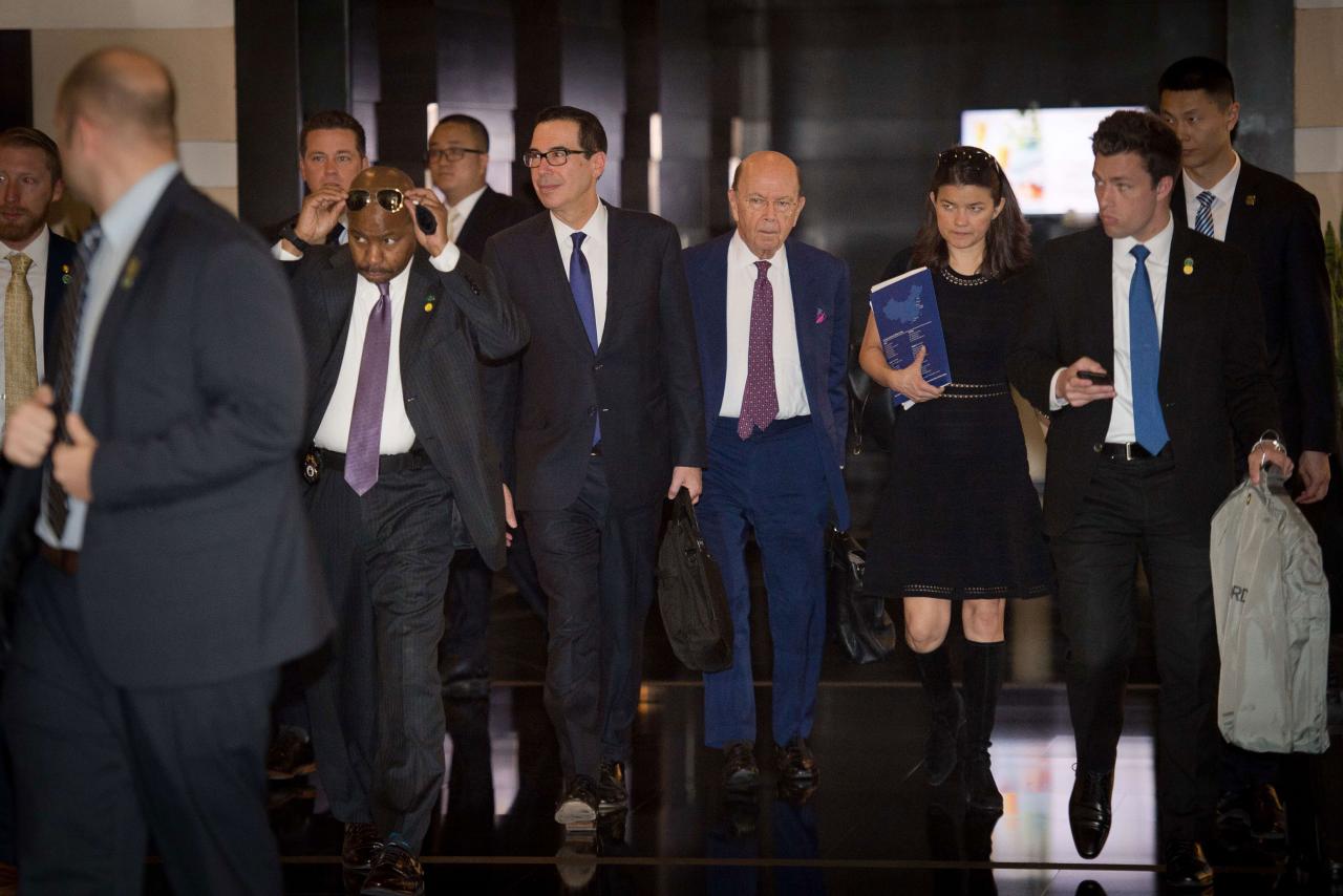 美財長姆欽（中）率領七人經貿代表團訪問北京，但最終如預期未有達成任何共識。