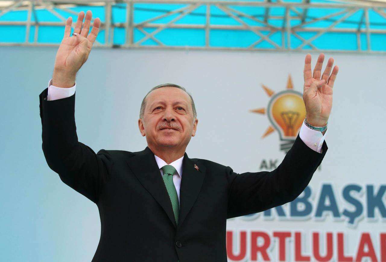 土耳其總統埃爾多安不甘示弱，號召全國民眾參與「貨幣保衛戰」，沽美元、買里拉及買黃金。
