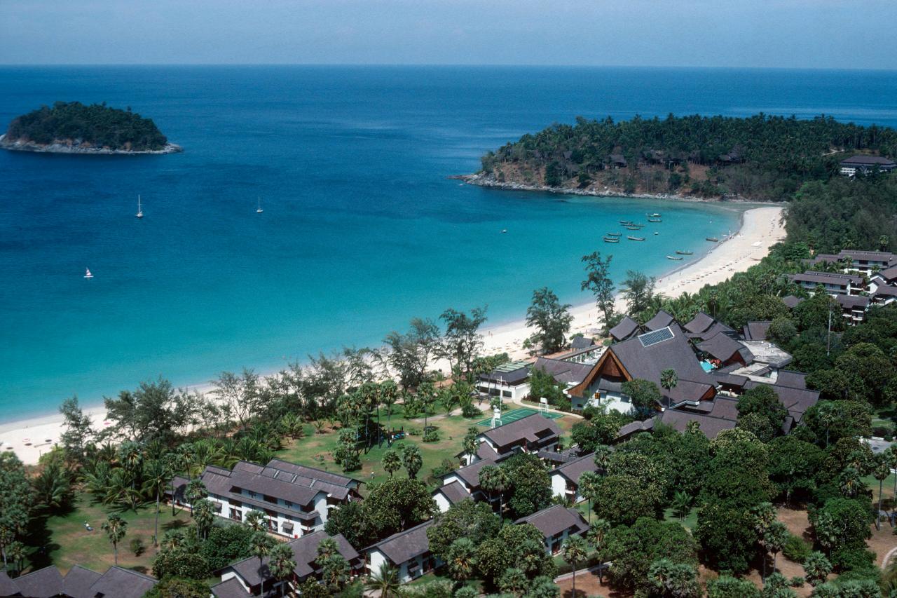 布吉島擁有長達40公里的海灘美景，為聞名世界的旅遊點。