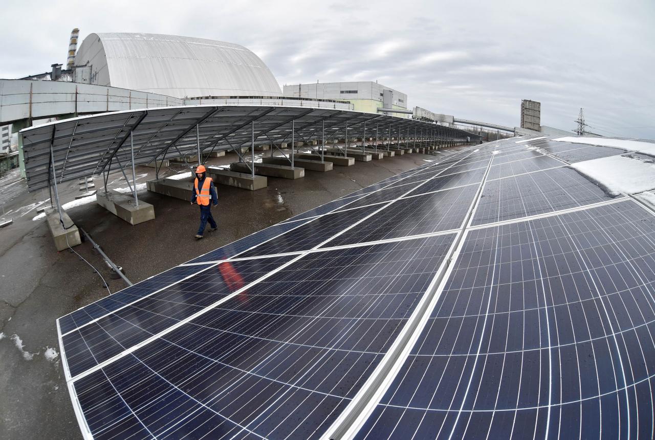 現時香港的太陽能發電系統數量甚少，且多僅作示範用途。