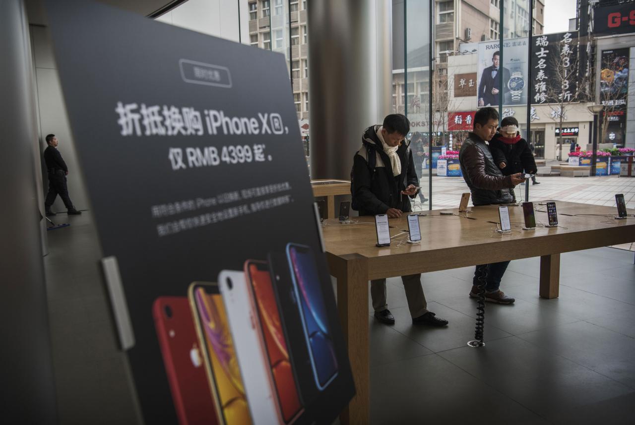 蘋果手機在中國銷情欠佳，令該公司月前鮮有調低iPhone售價。