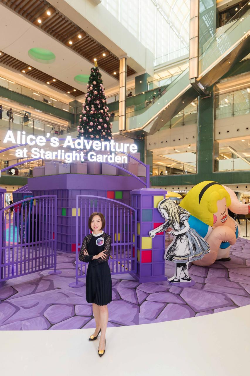 新鴻基地產代理有限公司租務部高級經理許嘉雯小姐(中)較早前出席新城市廣場舉行的「Alice: Into the Rabbit Hole」展覽香港站開幕活動。