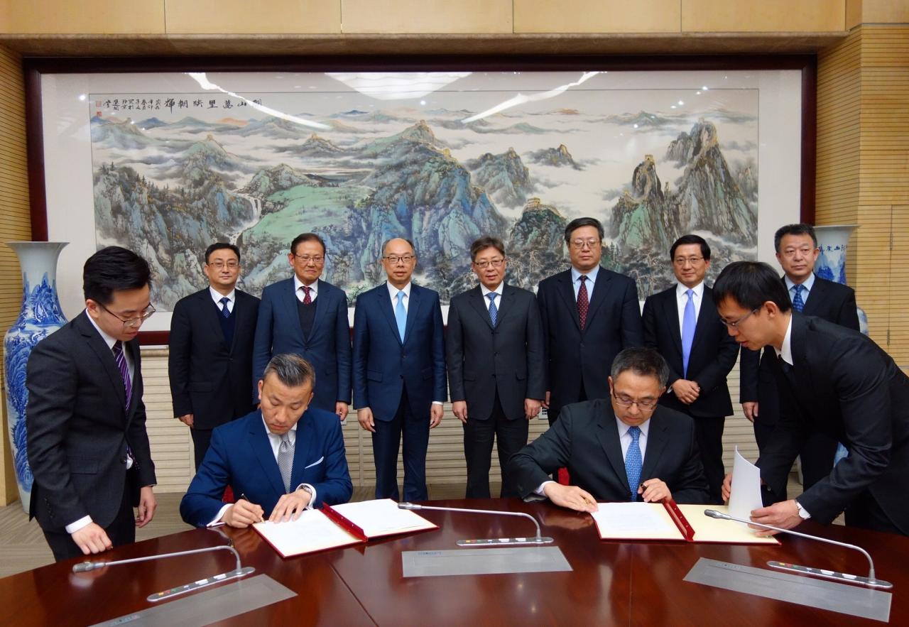 運房局與民航局週二在北京簽訂備忘錄《內地和香港特別行政區間航空運輸安排》。