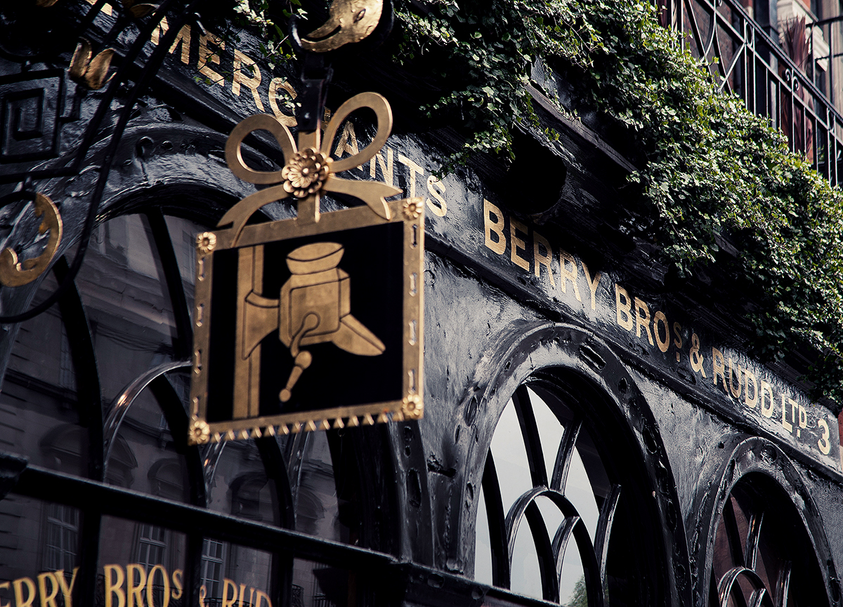 BBR的英國本部建築物，地下一層以黑金色外牆示人，古雅中流露絲絲型格。