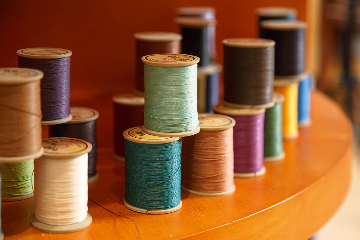 製造皮革的線也幾經挑選，體現法國工藝的精細講究。