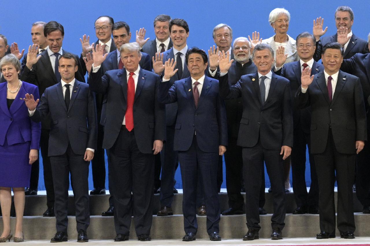 特朗普（左三）希望在下月舉行的G20峰會上與習近平（右一）會晤。