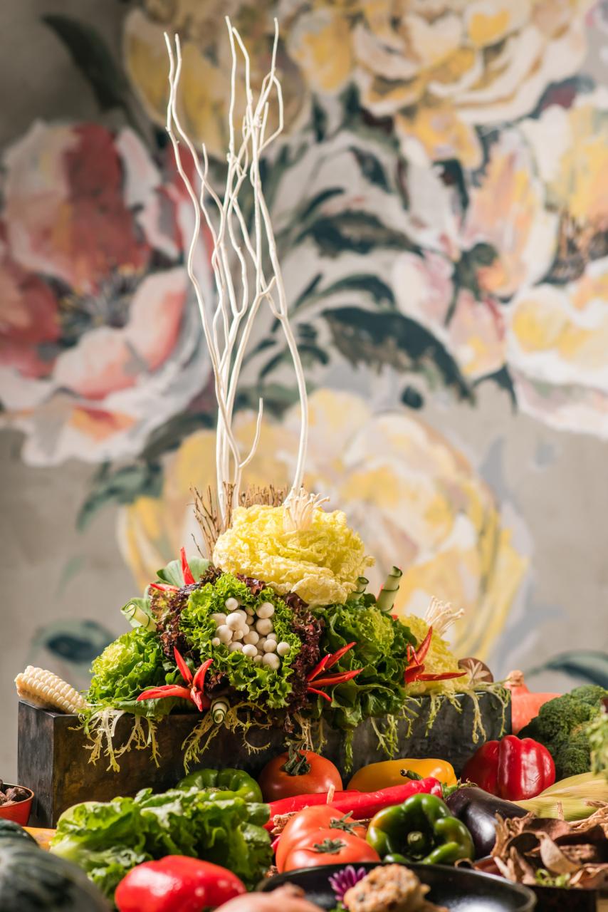 花團錦簇：由法國花藝師精心設計，立體地呈現出蔬菜的美態，想不到一個本來平平無奇的菜盤，竟然可以變得如此優雅。