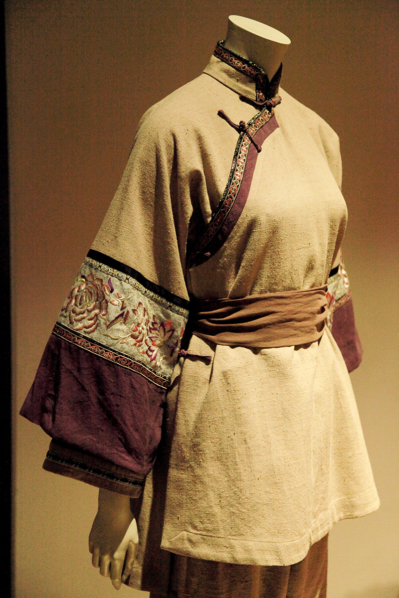 葉錦添的獨有美學，展現於《臥虎藏龍》的戲服中（如圖）。