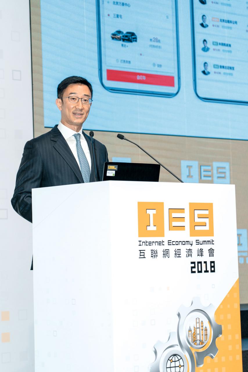 京東集團國際業務總裁鄭孝明就數碼科技如何加速商業基礎設施的變革作專題演講。