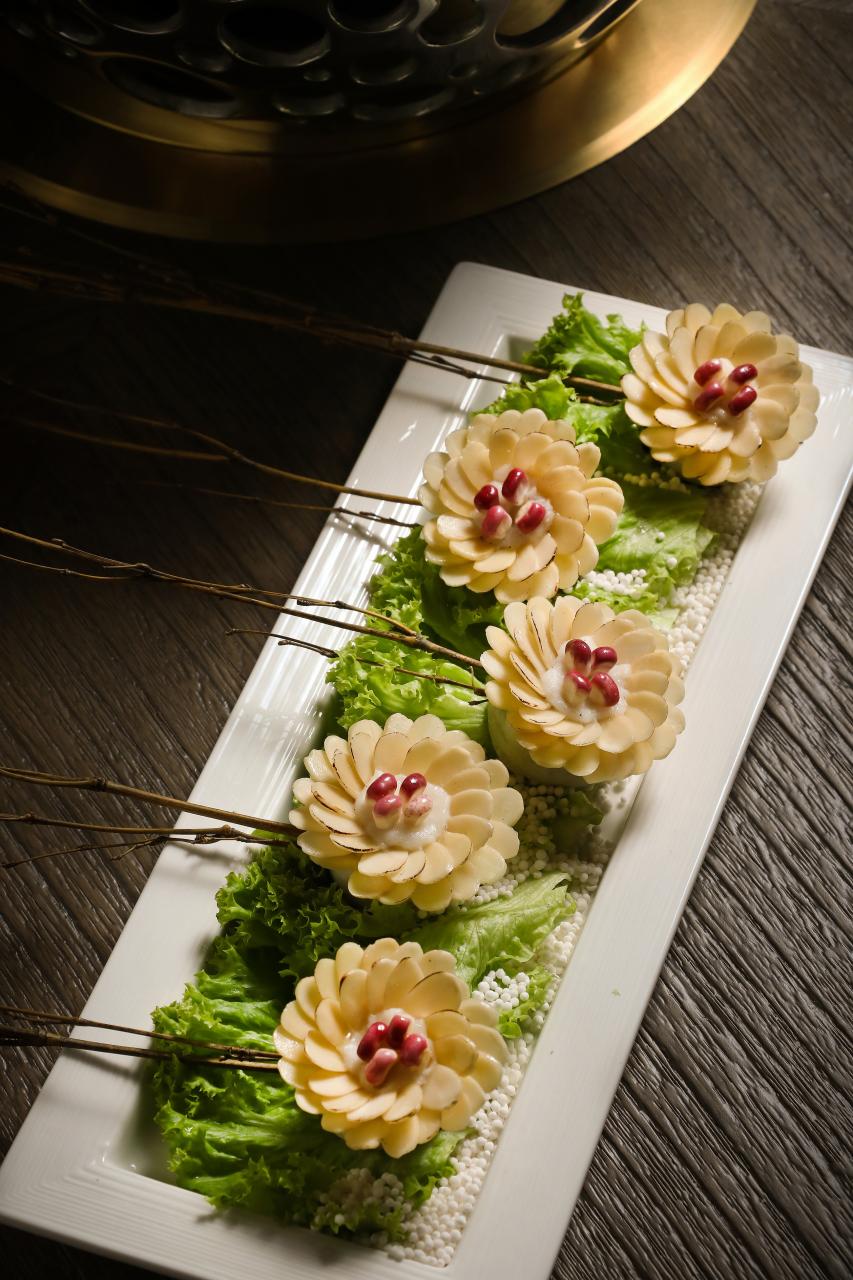 杏香野菊：廚師以杏仁片、花枝漿、紫玉米、茄子打造出一朵朵充滿芳香的菊花，帶來視覺與味覺的雙重享受。