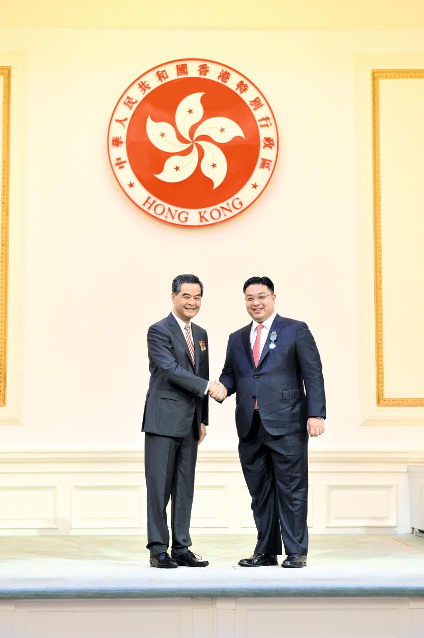 韓博士熱心公益，並榮獲香港政府頒發榮譽勳章。