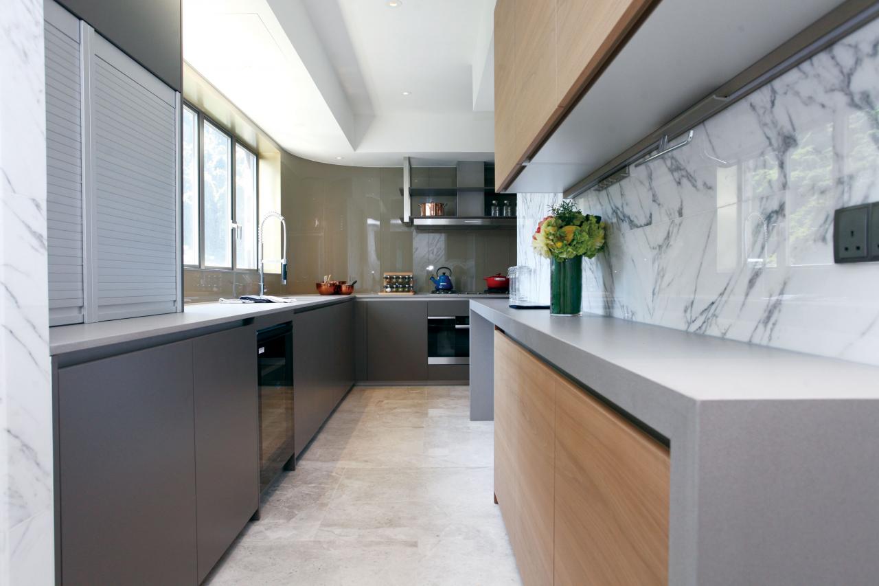 廚房以曲尺型設計，有相當充足的儲物空間。