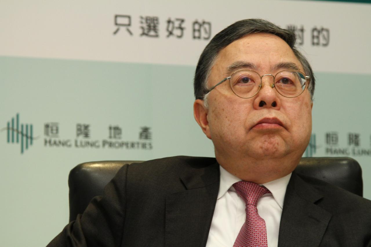 恒隆地產董事長陳啟宗多次聲言要待低位才考慮在港買地，多年未有積極增加土儲。
